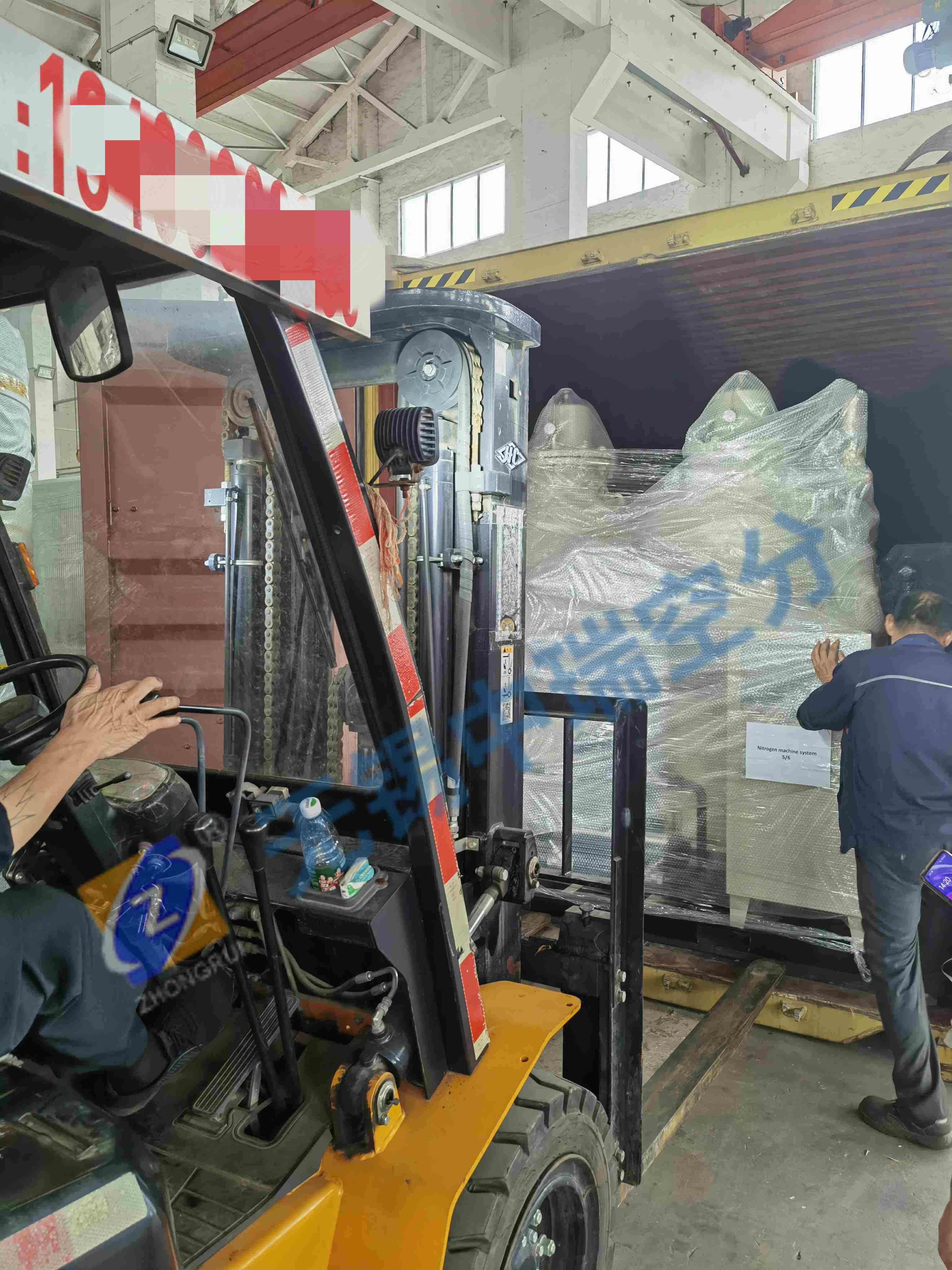 炎炎夏日，整套高純度制氮系統入裝40尺高柜發貨